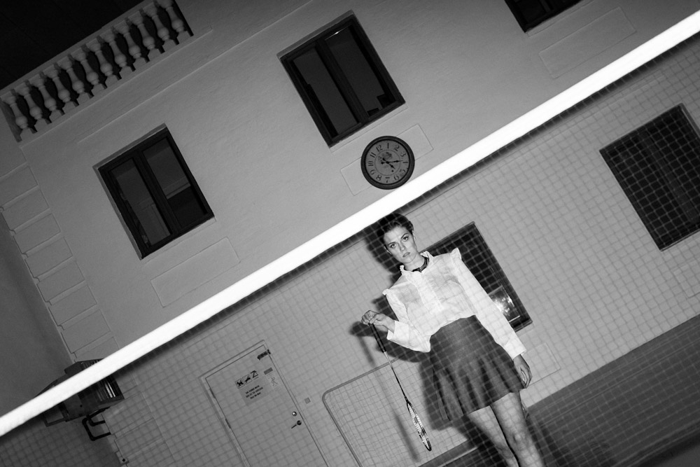 Portrait of Natalie playing badminton, badminfun, flash, mode, fit, fashion, mode, clemenfoto, fotograf, black&white, BW, B&W